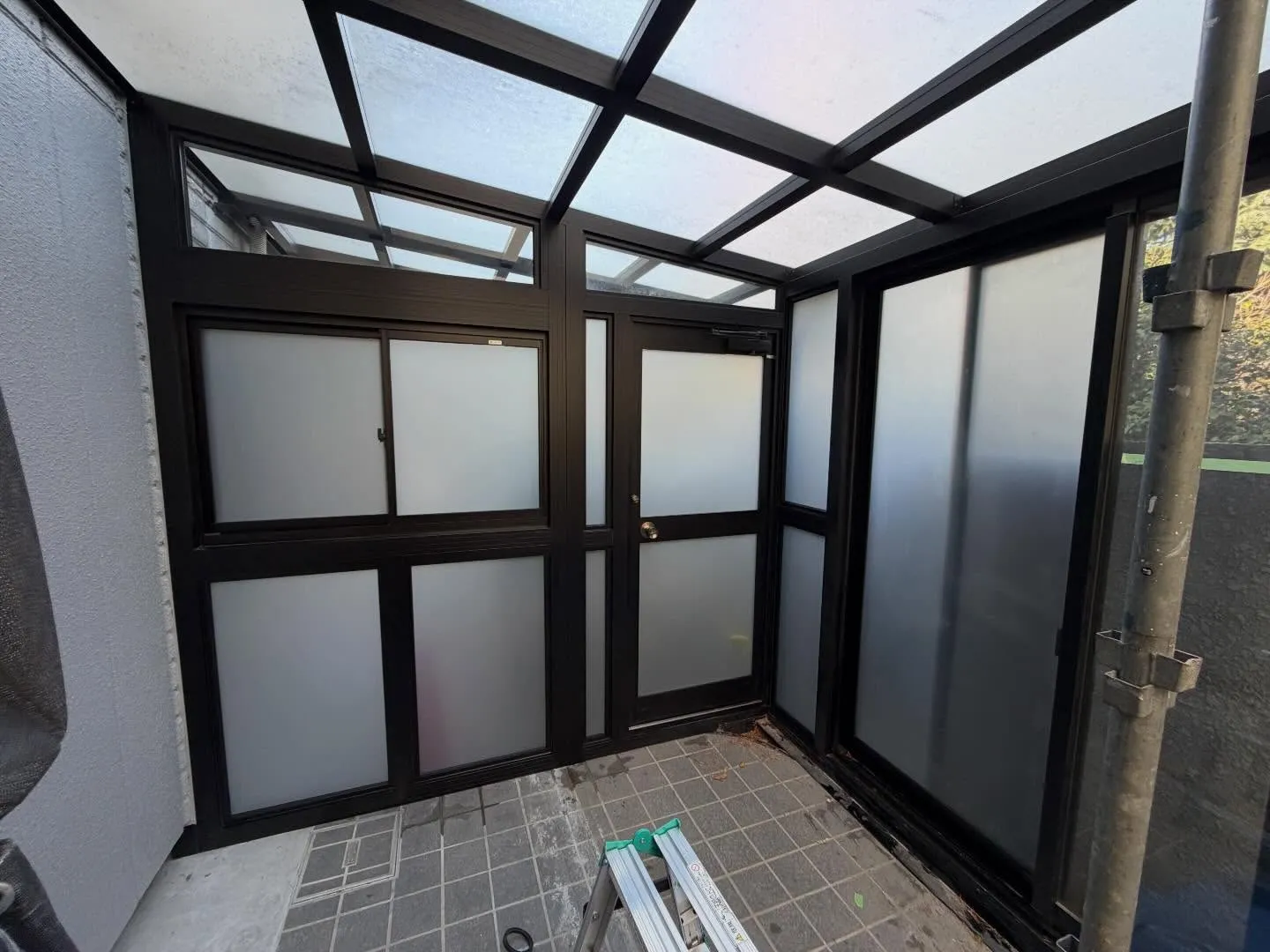 世田谷区のリフォーム中の一戸建てサンルームへ目隠しフィルムを...