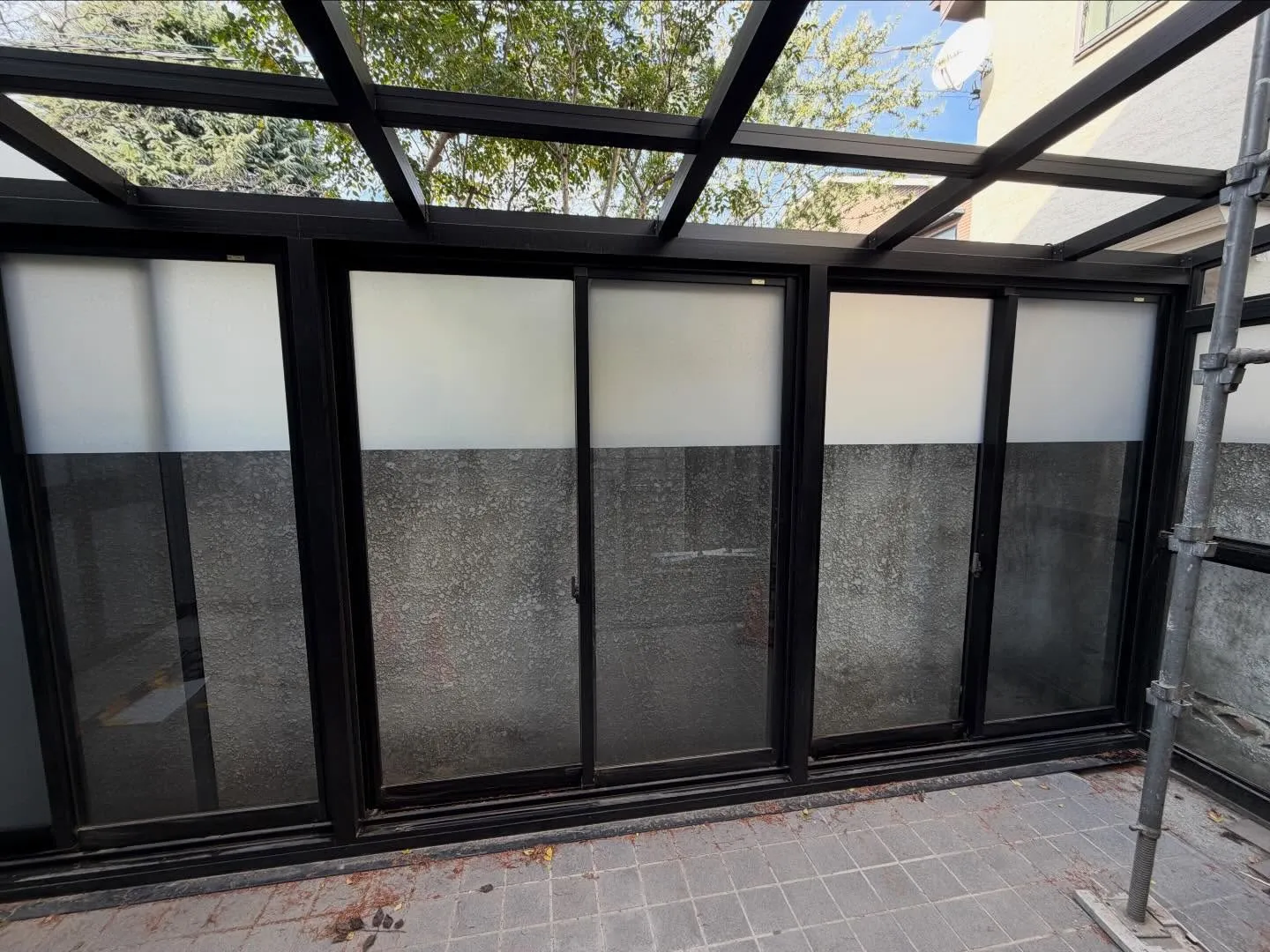 世田谷区のリフォーム中の一戸建てサンルームへ目隠しフィルムを...