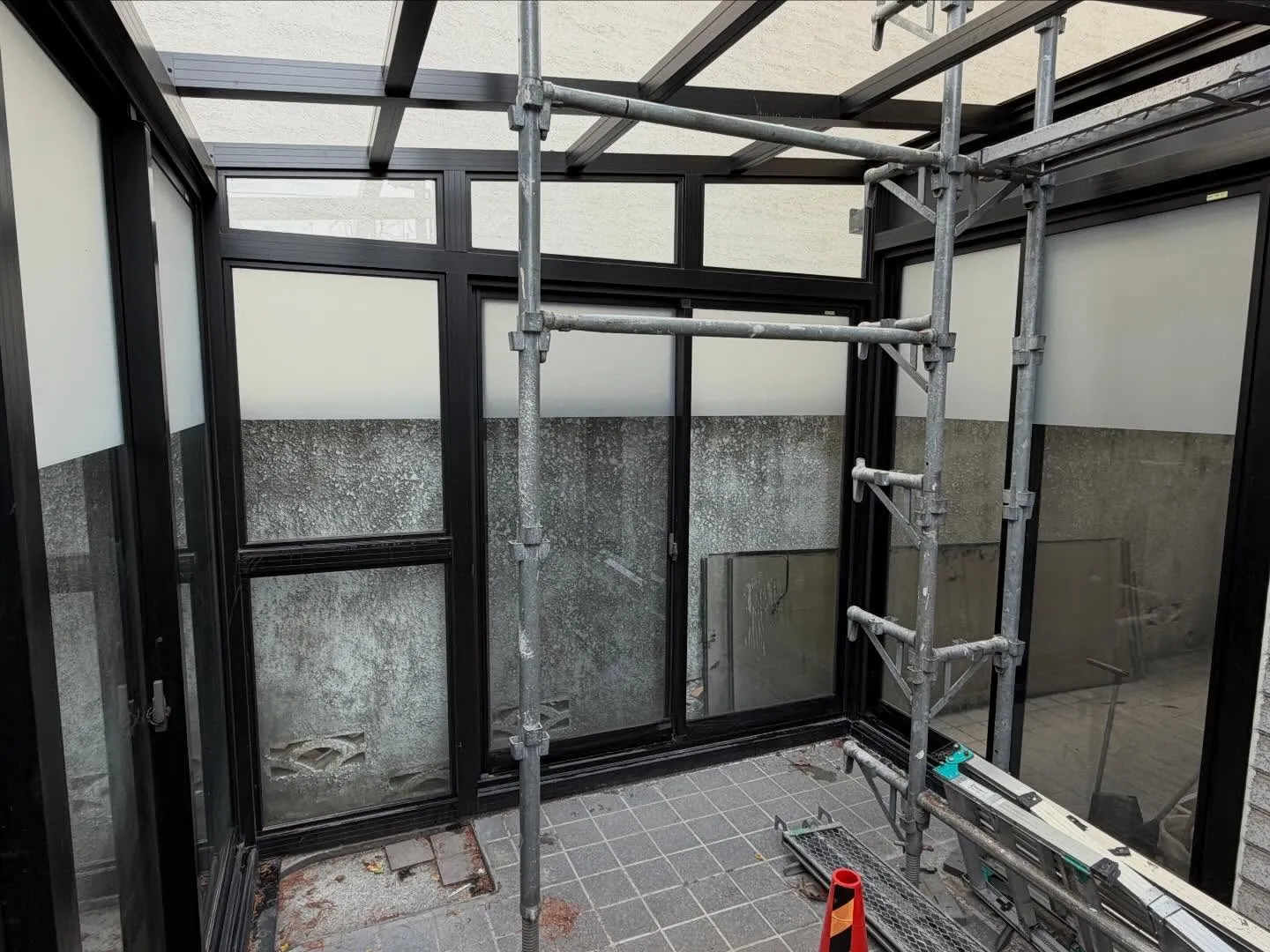 世田谷区のリフォーム中の一戸建てサンルームへ目隠しフィルムを...