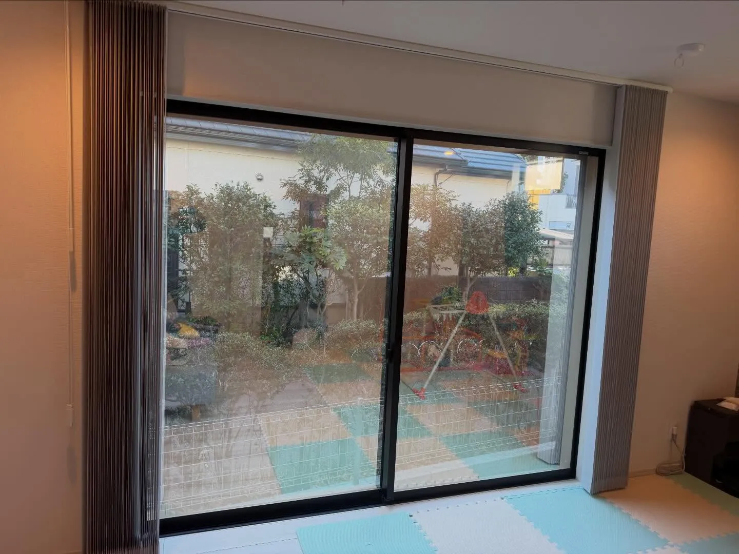 上尾市の一戸建てリビングへミラー目隠しフィルム 3Mアンバー...