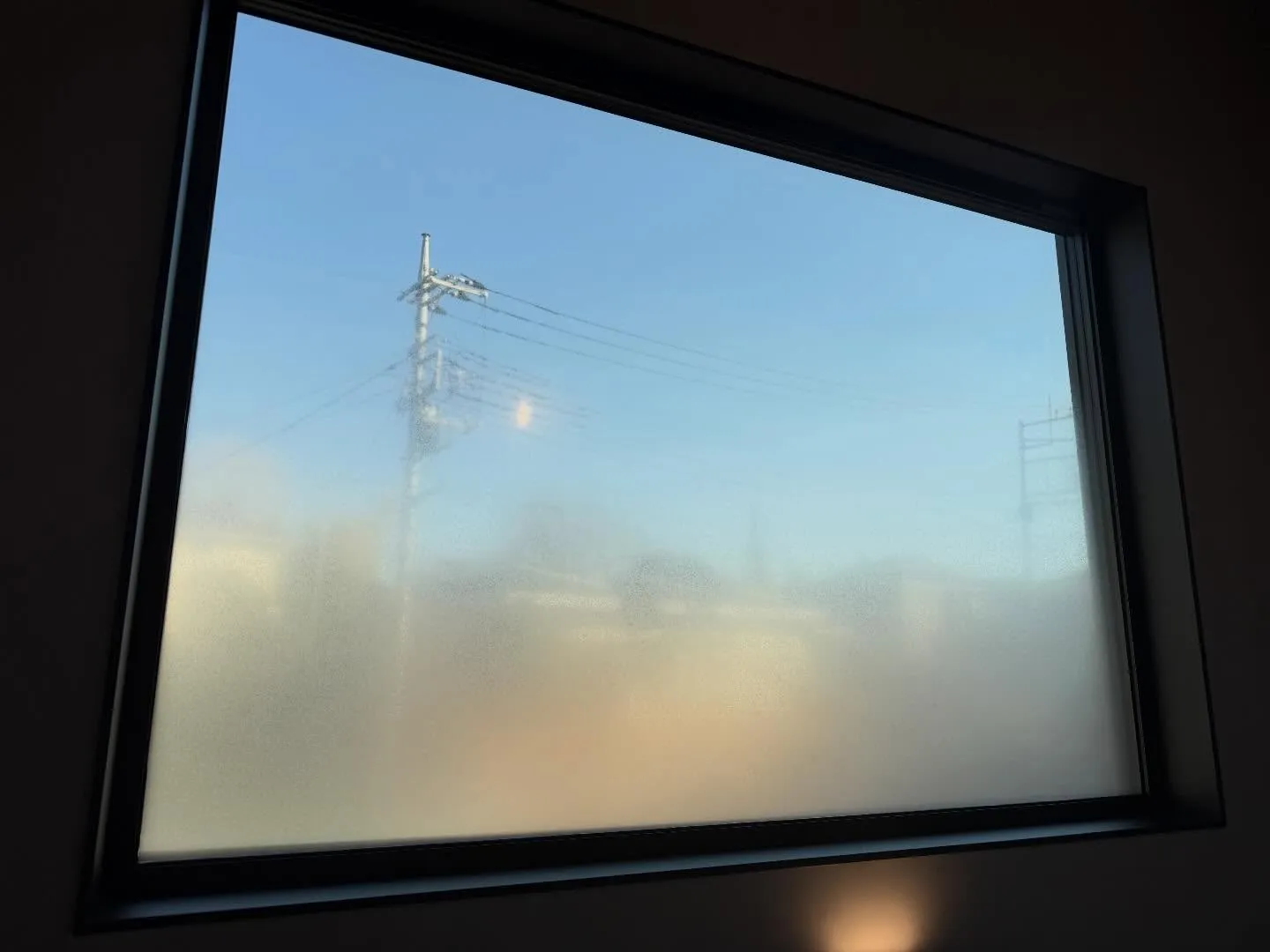 富士見市の新築一戸建てN様邸の階段踊り場にあるFIX窓へグラ...