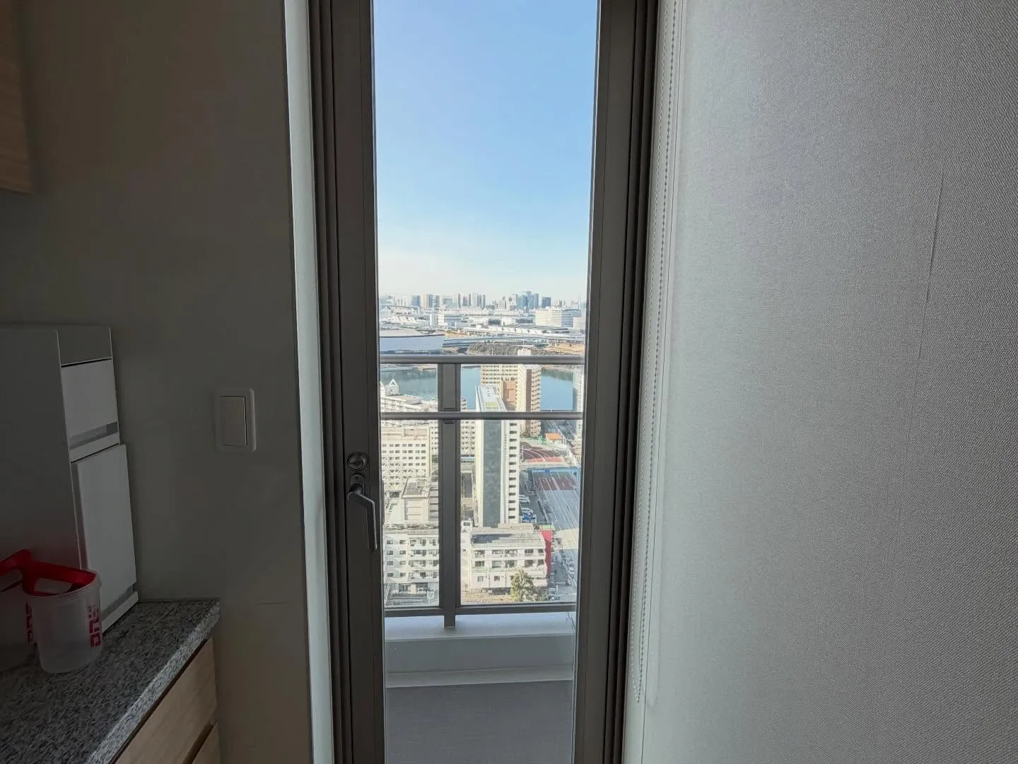 江東区のタワーマンションA様邸リビングとキッチンへ透明遮熱フ...