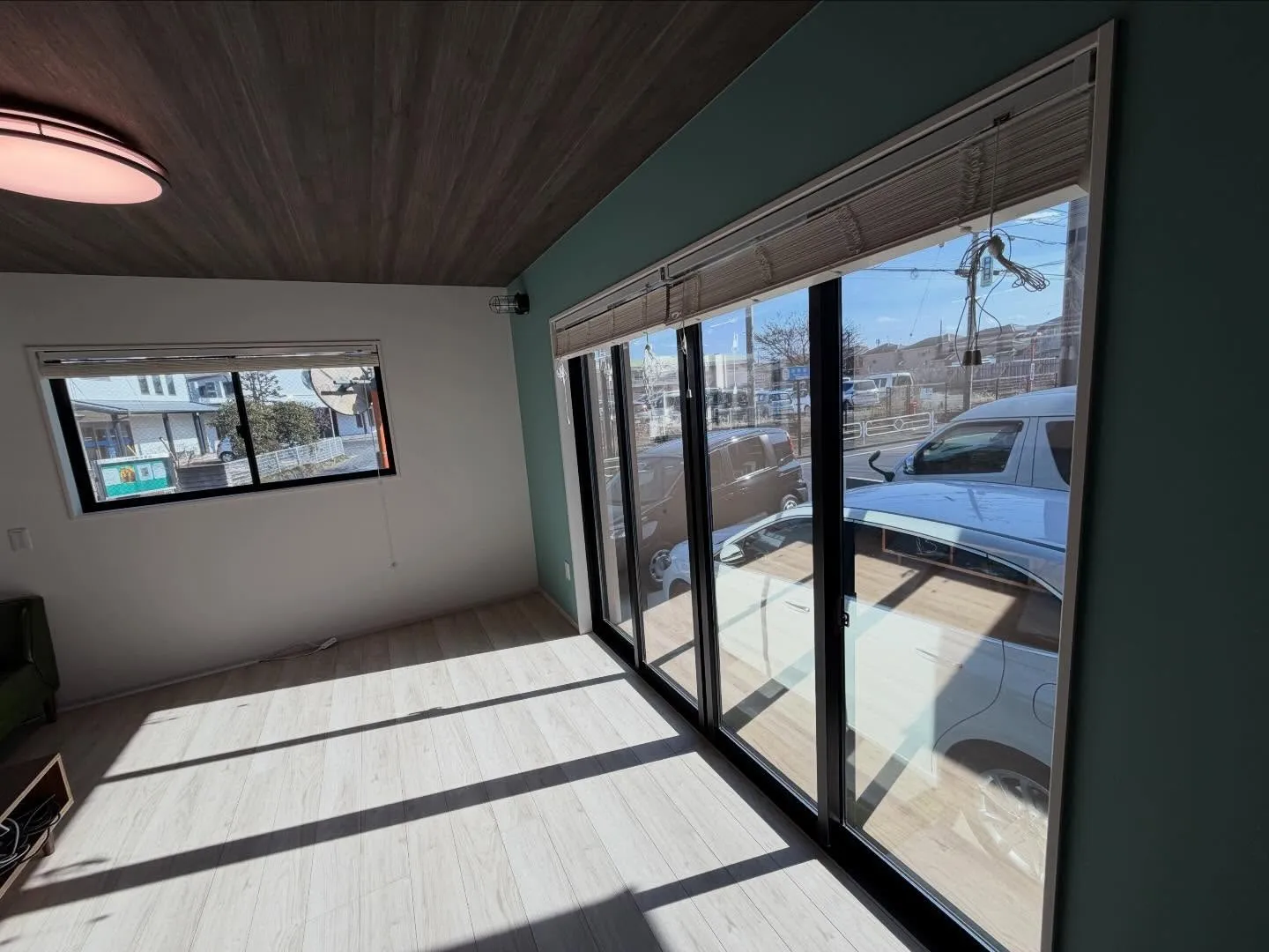 清瀬市の一戸建てK様邸のリビングへミラー目隠しフィルム 3M...