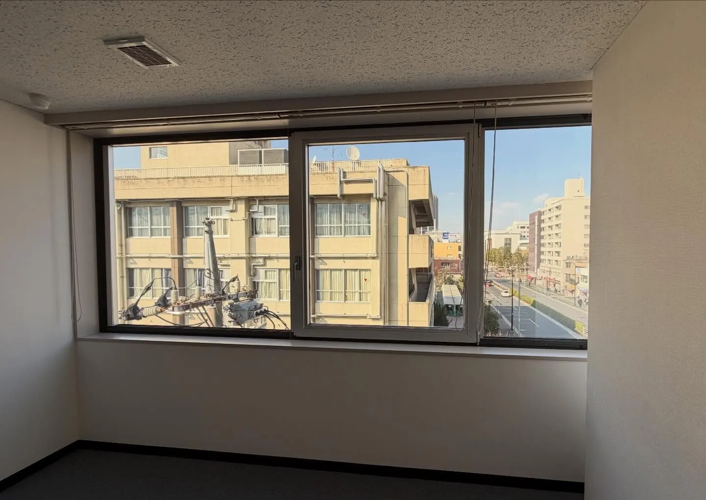 江東区のオフィスビルの飛散防止フィルムの貼り替え作業です。