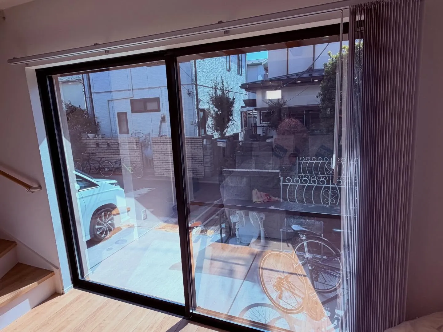 川越市の新築一戸建てK様邸リビングへ通行人の視線を遮る為にミ...
