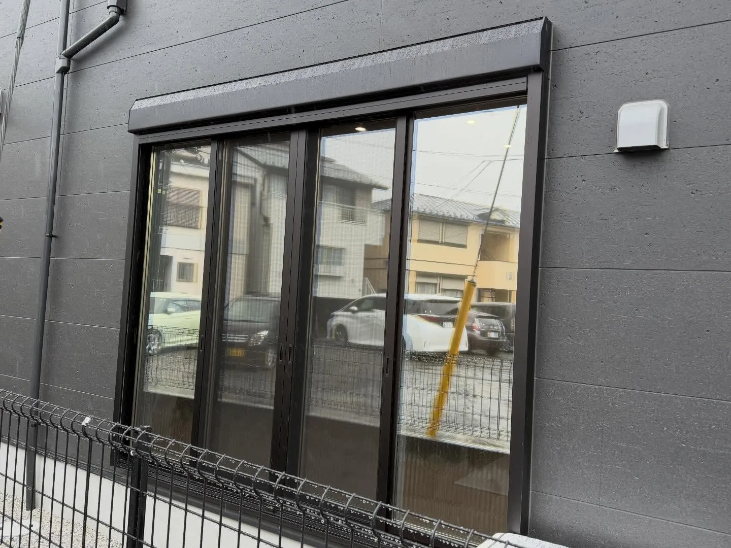 所沢市の一戸建てへミラー目隠しフィルム 3Mアンバー35を施...